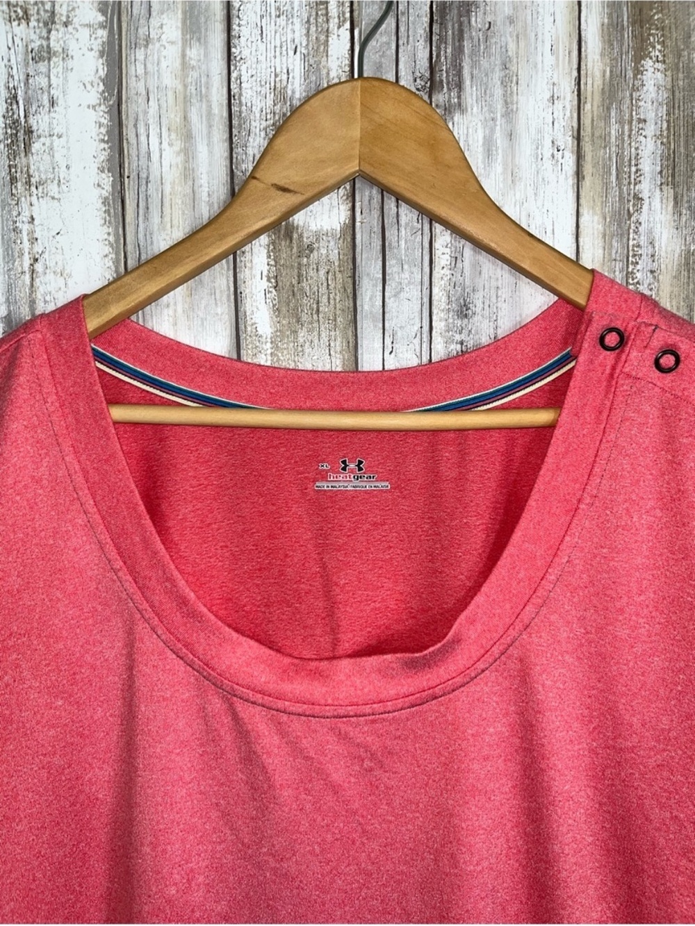 Under Armour HeatGear Pink Short Sleeve Top XL Athletic Tee Button Shoulder - Picture 4 of 5
